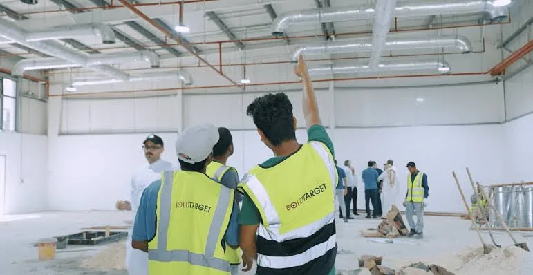 فريق هندسي في موقع مشروع تكييف | HVAC engineering team on project site